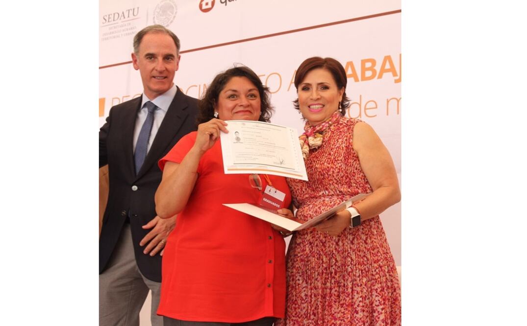 La funcionaria entregó a trabajadores y sus familias certificados de estudios de educación básica. /Especial