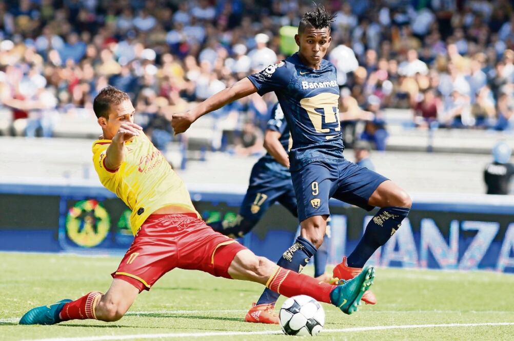 Fidel Martínez volvió a ser sustituido en Pumas; esta vez, Santiago Palacios entró en su lugar (AGUSTÍN SALINAS. EL UNIVERSAL)