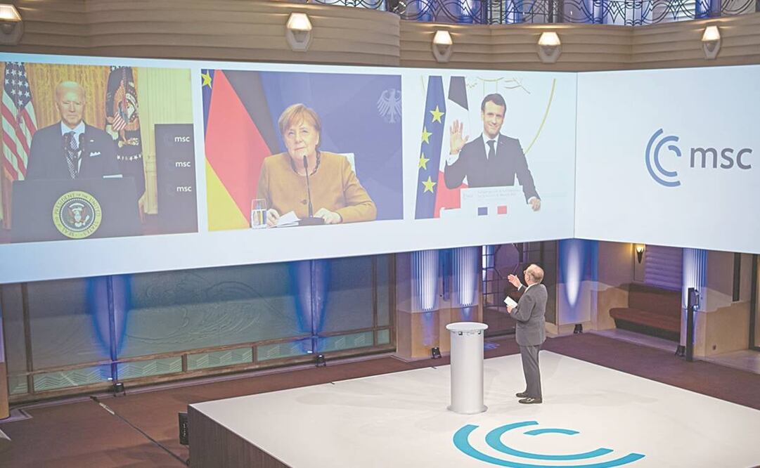 El presidente de EU, Joe Biden; la canciller alemana, Angela Merkel, y el mandatario francés, Emmanuel Macron, ayer en la Conferencia de Seguridad de Múnich. Foto: EFE