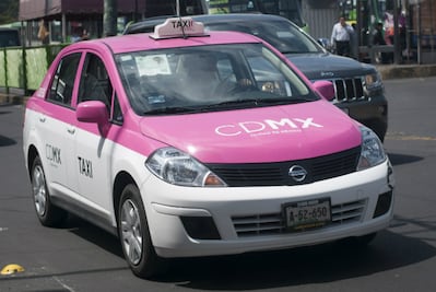 ¿Por qué el nuevo color de taxis en DF es rosa