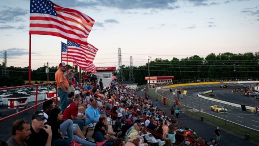 Pista en Estados Unidos ignoró autoridades y organizaba carreras de autos en cuarentena