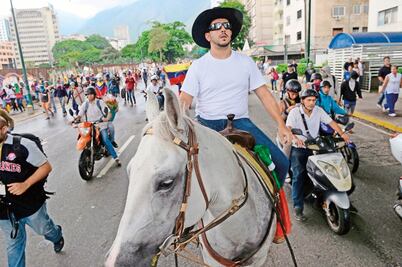 Hasta a caballo, protestan opositores contra Maduro