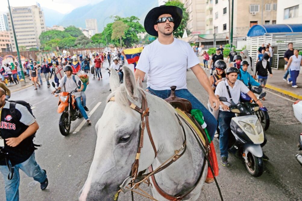 En caravanas, los opositores salieron a las calles de Venezuela durante la sexta semana de protestas contra el gobierno de Nicolás Maduro. (FEDERICO PARRA. AFP)