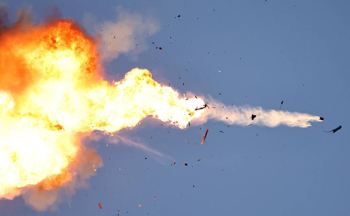 Un vehículo aéreo no tripulado (UAV) de Hezbolá que cruza desde el Líbano es interceptado por un caza israelí sobre una zona cercana a la frontera entre el Líbano e Israel. Foto: EFE