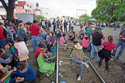 Policías liberan carretera; CNTE responde con palos y piedras 
