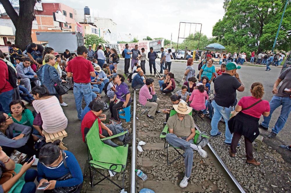 En otros puntos, disidentes tomaron las vías ferroviarias y señalaron que el cierre será permanente e indefinido (LUIS ENRIQUE GRANADOS. EFE)