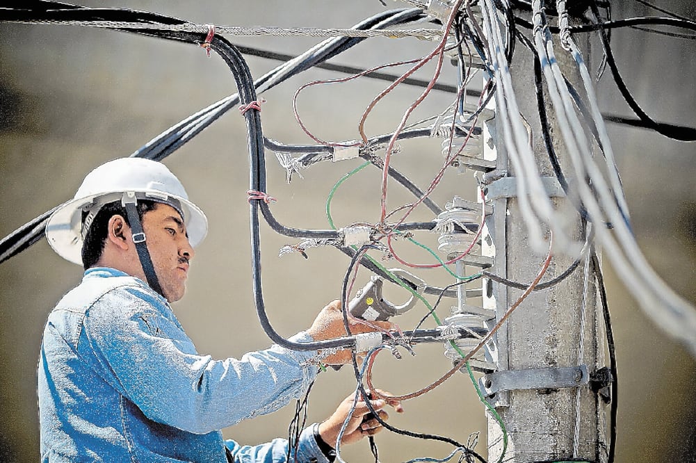 Rocha Moya explicó que se atenderá a los edificios educativos que requieran actualizar los contratos de volumen de kilowatt hora, para asegurar el uso y suministro de la energía eléctrica. Foto: Archivo/El Universal