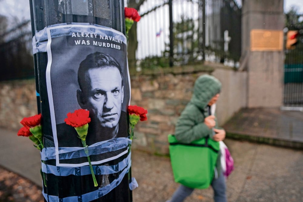 Una pancarta de Alexei Navalny frente a la Embajada de la Federación Rusa en Washington. Foto: Shawn Thew | EFE