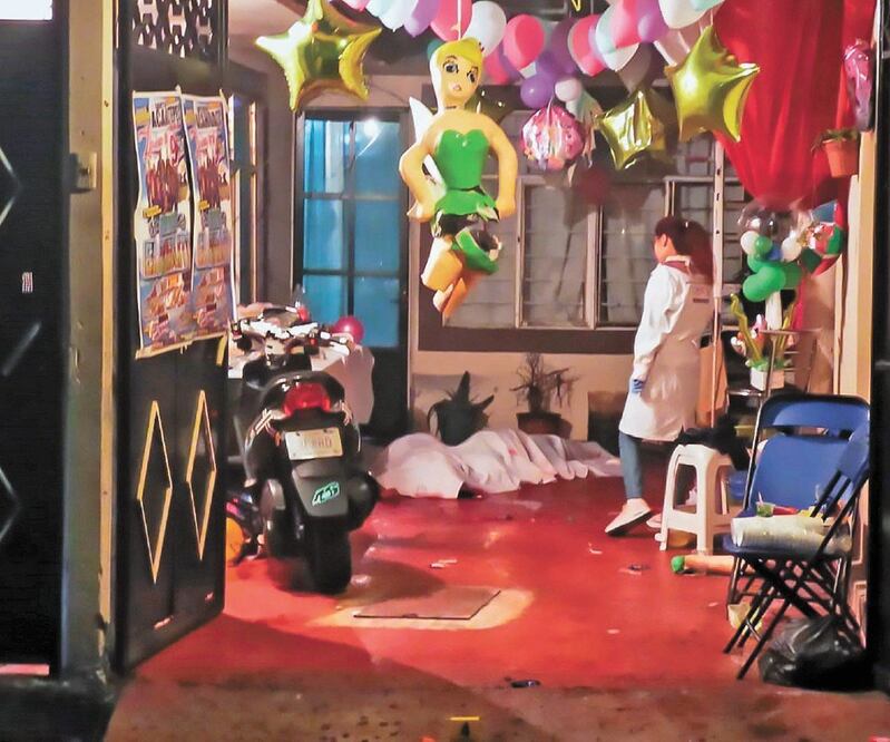  De acuerdo con fuentes, la familia que habitaba el domicilio en donde ocurrió la balacera se dedicaba a la venta de ropa de paca en el tianguis de El Salado, uno de los más grandes que se instalan en la capital del país. ESPECIAL