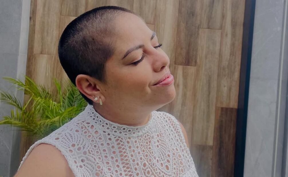 “Mi cuerpo, mi decisión y mi dolor”, exige Samara Martínez, una joven periodista de 30, ha vivido desde los 16 años en hospitales, luchando contra enfermedades crónicas. Foto: Instagram (@samaraamm)