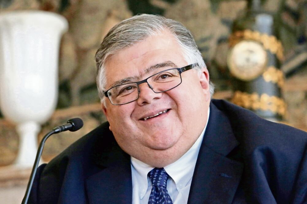 Las manos izquierda y derecha de Carstens