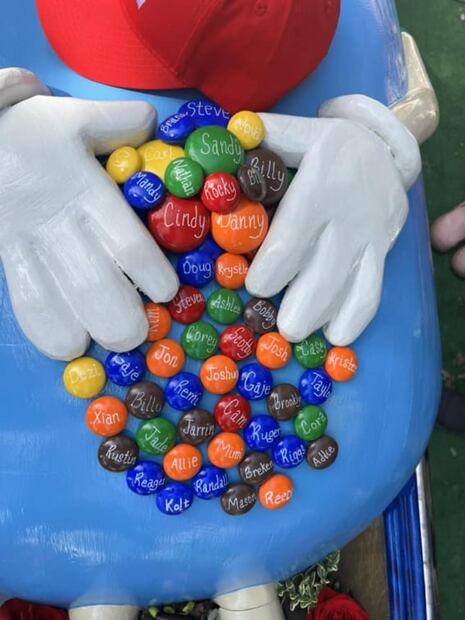 Entierran a abuelita con ataúd de M&M's: "tenías razón a todos nos encantó tu ataúd"