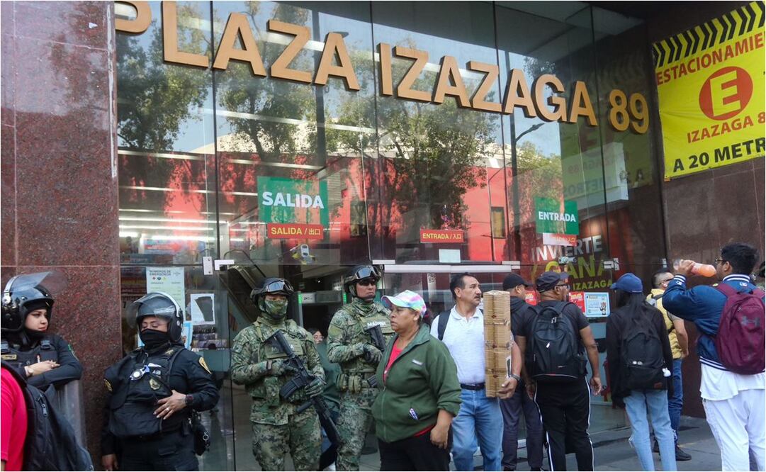 Decomisan mercancia de procedencia ílicita en Plaza Mart México, en Izazaga. Foto: Axel Sánchez/EL UNIVERSAL