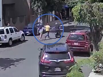 Mujer somete a golpes a un presunto asaltante en Guadalajara: VIDEO