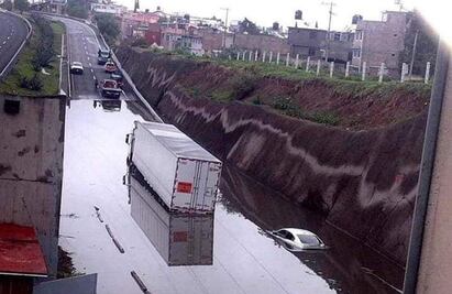 Tardan casi 12 horas en rescatar tráiler y auto atrapados en Circuito Exterior Mexiquense 