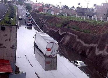 Tardan casi 12 horas en rescatar tráiler y auto atrapados en Circuito Exterior Mexiquense