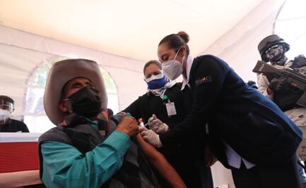 “Ojalá que se vaya esa enfermedad”, dicen abuelitos tras vacunarse contra Covid-19 en comunidad otomí del Edomex