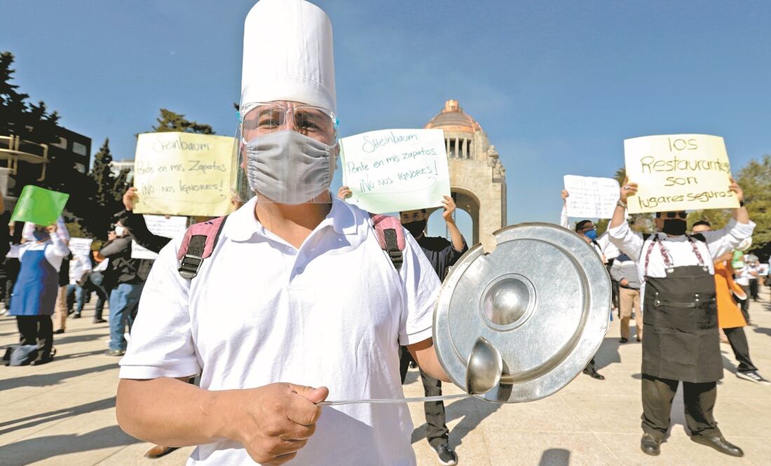 Meseros de distintos restaurantes advirtieron que, de seguir con las mismas medidas en establecimientos, la tasa de desempleo en la capital crecerá, pues 20 mil personas trabajan en el ramo. Fotos: Berenice Fregoso. EL UNIVERSAL