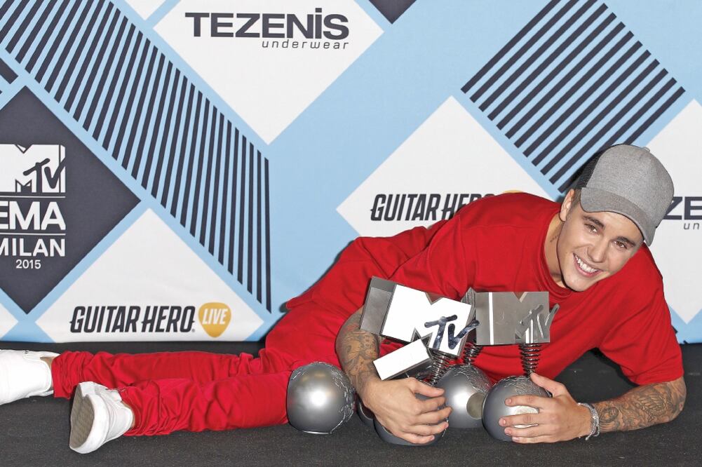 El cantante obtuvo ayer, en Milán, cinco premios: Mejor Artista Masculino, Actuación Masculina, Look, Colaboración y Fans (AGENCIAS)