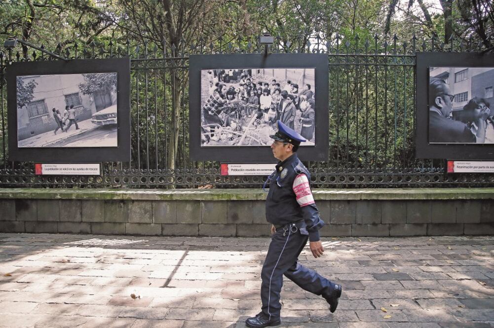 En la muestra hay una imagen del archivo fotográfico de EL UNIVERSAL; en ella se observa a un grupo de personas reunidas en una improvisada ceremonia luctuosa, en medio de las ruinas de la ciudad tras el terremoto (ALEJANDRA LEYVA. EL UNIVERSAL)