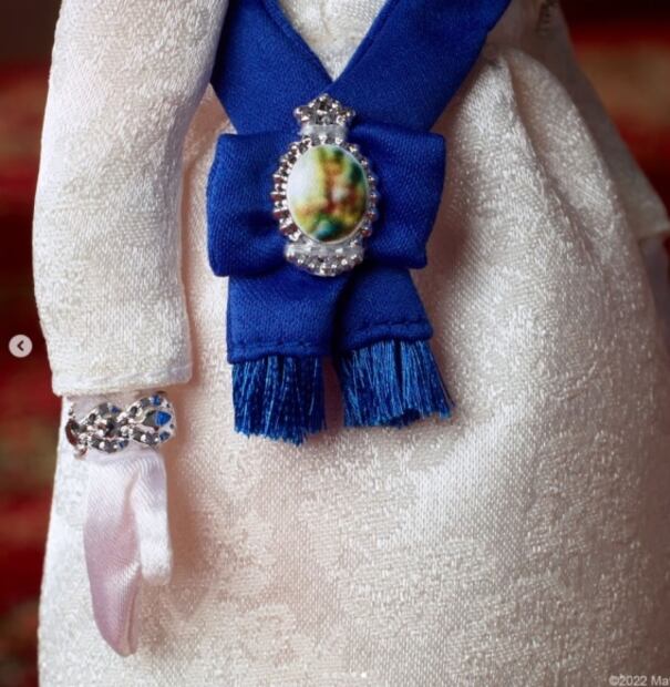 La reina Isabel II ya tiene su propia muñeca Barbie