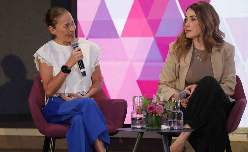 Nuria González, directora general de Royal Canin México y Azucena Uresti, colaboradora de EL UNIVERSAL en el evento "100 mujeres líderes" / Foto: Fernanda Rojas. EL UNIVERSAL