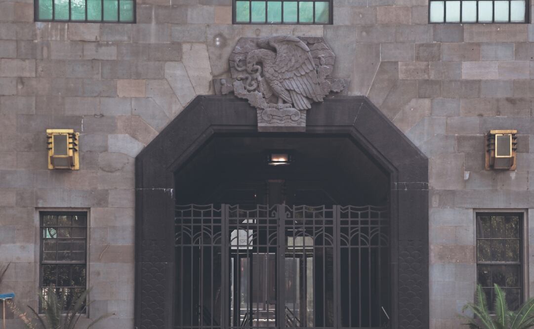 Abandonado, así luce el Centro Nacional de Culturas de la Salud Kalan (Lieja 7); incluso hay plantas en los escalones. FOTOS: CARLOS MEJÍA. EL UNIVERSAL