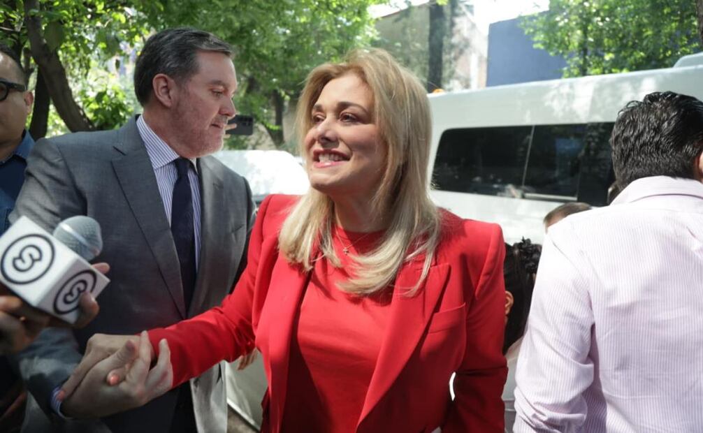 La gobernadora de Chihuahua, Maru Campos, afuera de la FGR tras comparecer por el caso de agentes de la CIA en un operativo en la entidad (27/05/2026). Foto: Carlos Mejía/ EL UNIVERSAL