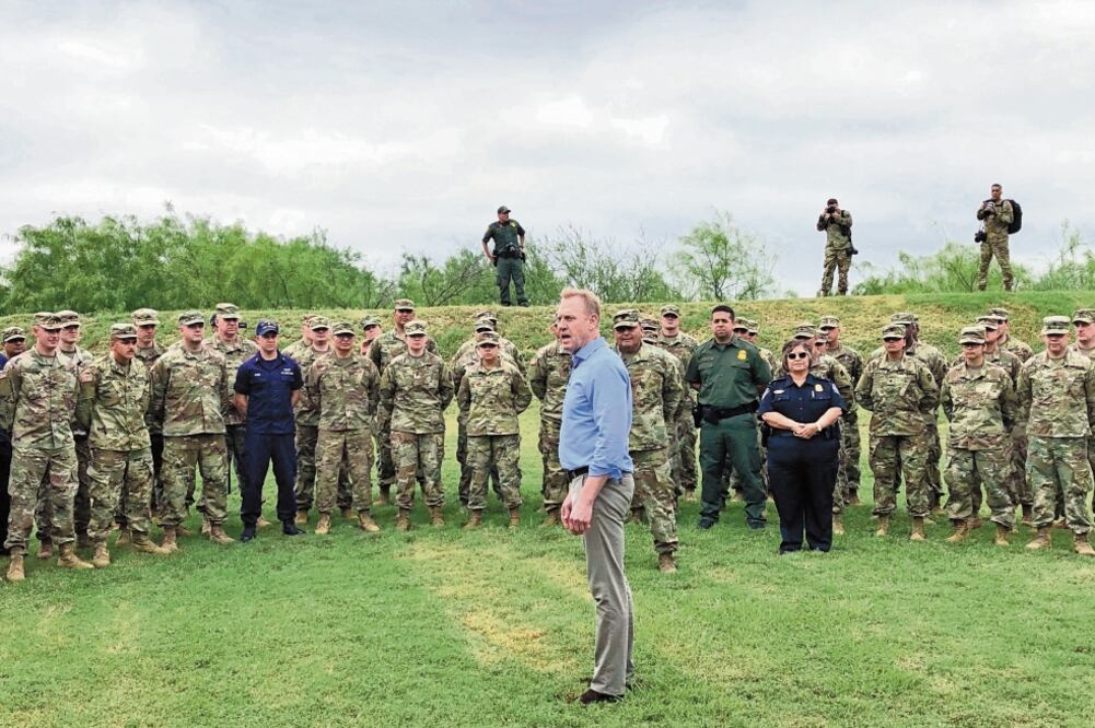 Patrick Shanahan, secretario interino de Defensa de Estados Unidos, visitó ayer a las tropas en McAllen, Texas. Foto: ROBERT BURNS. AP