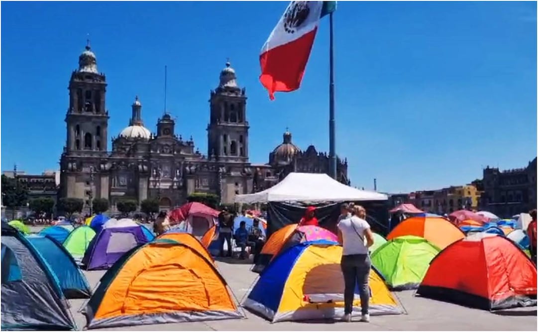 Maestros inician plantón en el Zócalo. Foto: Frida Sanchéz/ EL UNIVERSAL