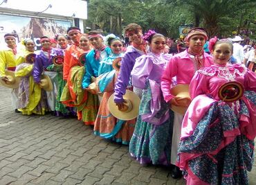 Bailarines michoacanos llegan a Turquía boteando en las calles