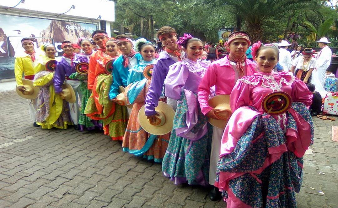 Bailarines michoacanos llegan a Turquía boteando en las calles