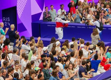 Carlos Sansores salió con máscara de luchador a su combate de octavos de final