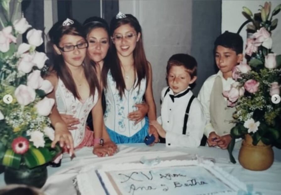 Las tiernas fotos de Octavio Ocaña cuando fue chambelán de sus hermanas