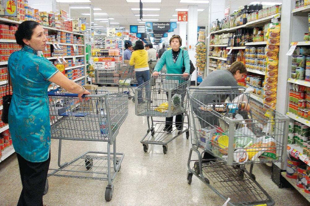 De acuerdo con el estudio Observatorio del Shopper Experience, 61% de los mexicanos hace compras mixtas, es decir, online y en tiendas físicas. Foto/ ARCHIVO EL UNIVERSAL