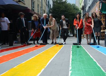 Pintan paso peatonal con colores del arcoíris en Zona Rosa