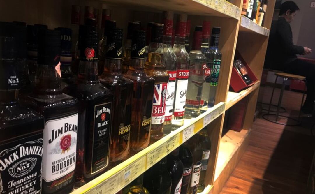 Botellas de whiskey estadounidense exhibidas en un supermercado en Beijing. Foto: AP