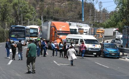 Mujeres y sus hijos bloquean la autopista México-Pachuca; exigen depósito del Salario Rosa