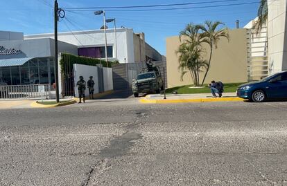 Elementos del Ejército vigilan funeraria donde trasladaron cuerpo, que se presume, es de “El Chueco”