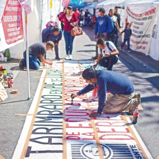 Maestros de la CNTE continúan con sus manifestaciones, pese a que ayer se acordó el cumplimiento de sus demandas. 