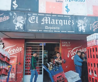 Tres hombres se roban camión lleno de cervezas en Iztapalapa
