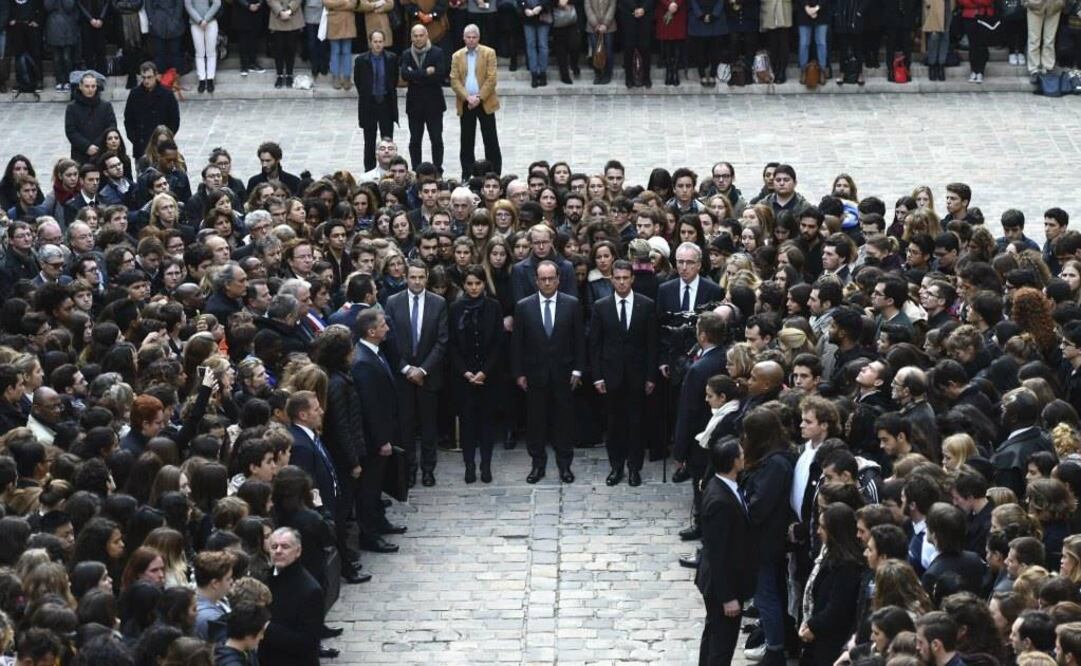 El presidente francés, François Hollande; el primer ministro, Manuel Valls, y la ministra de Educación, Najat Vallaud-Belkacem, guardan un minuto de silencio en la Universidad de la Sorbona. Foto: EFE