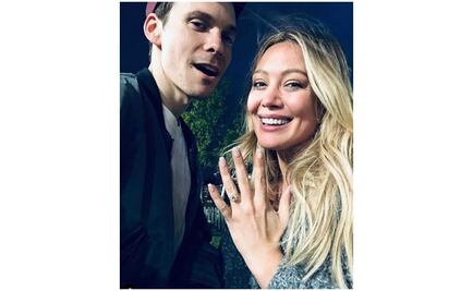 Hilary Duff se compromete y comparte foto amamantando a su bebé