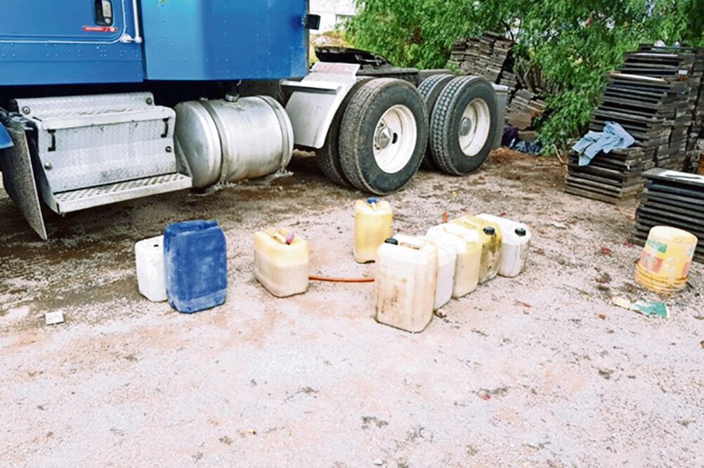 Los detenidos tenían 1,020 litros de combustible robado. (CORTESÍA)