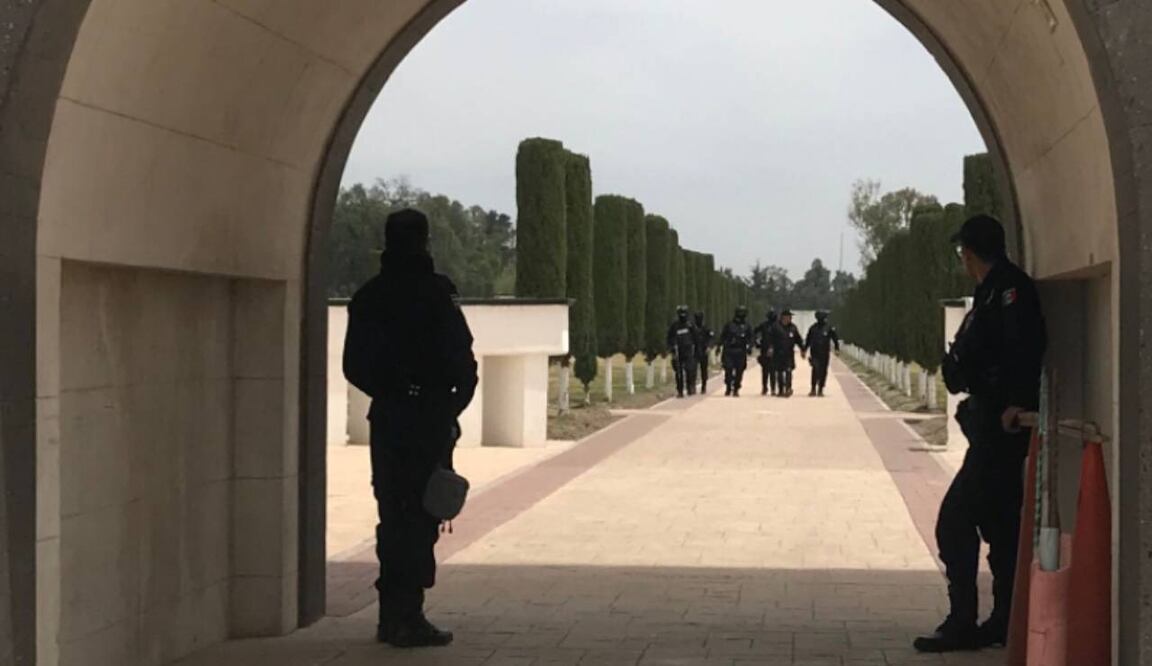 La sepultura fue custodiada por elementos de seguridad