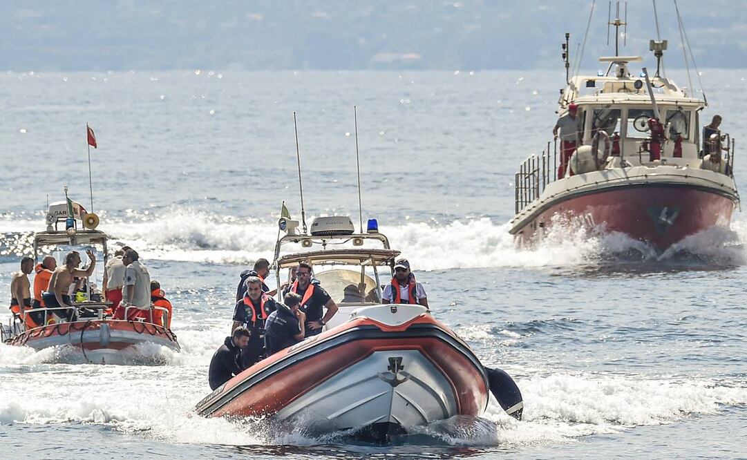 Barcos de rescate cerca del lugar donde se hundió un superyate frente a Porticello, Sicilia. Foto: AP
