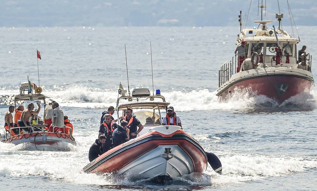 Barcos de rescate cerca del lugar donde se hundió un superyate frente a Porticello, Sicilia. Foto: AP