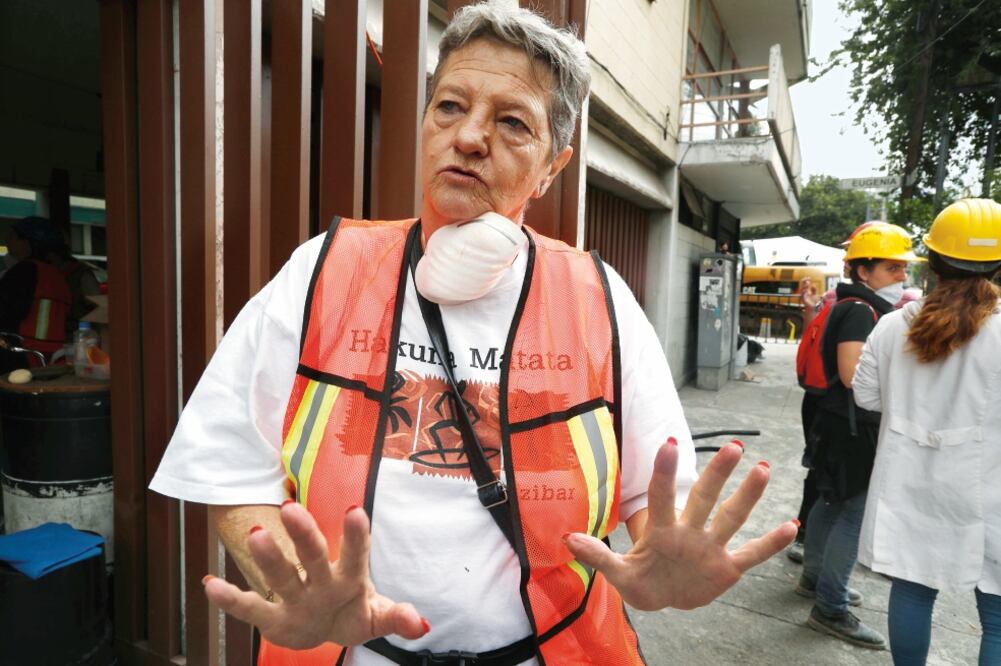Desconcierto. El edificio de la calle Escocia que se derrumbó en la colonia Del Valle fue construido hace 60 años, refieren testigos. (ESPECIAL)
