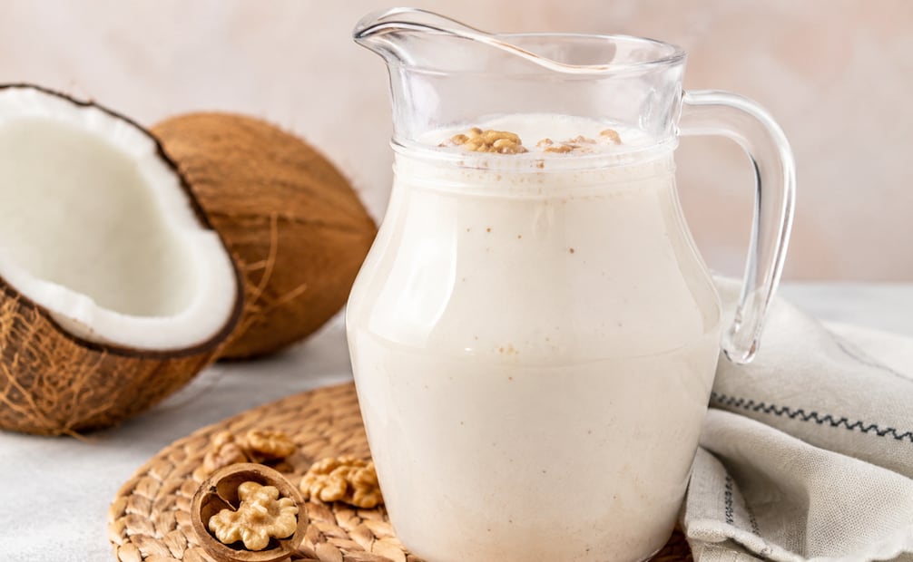 El agua de coco con nuez tiene un perfil ligeramente dulce. Foto: Imagen generada con IA
