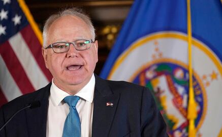 Tim Walz, candidato vicepresidencial demócrata, sale ileso de accidente en Milwaukee